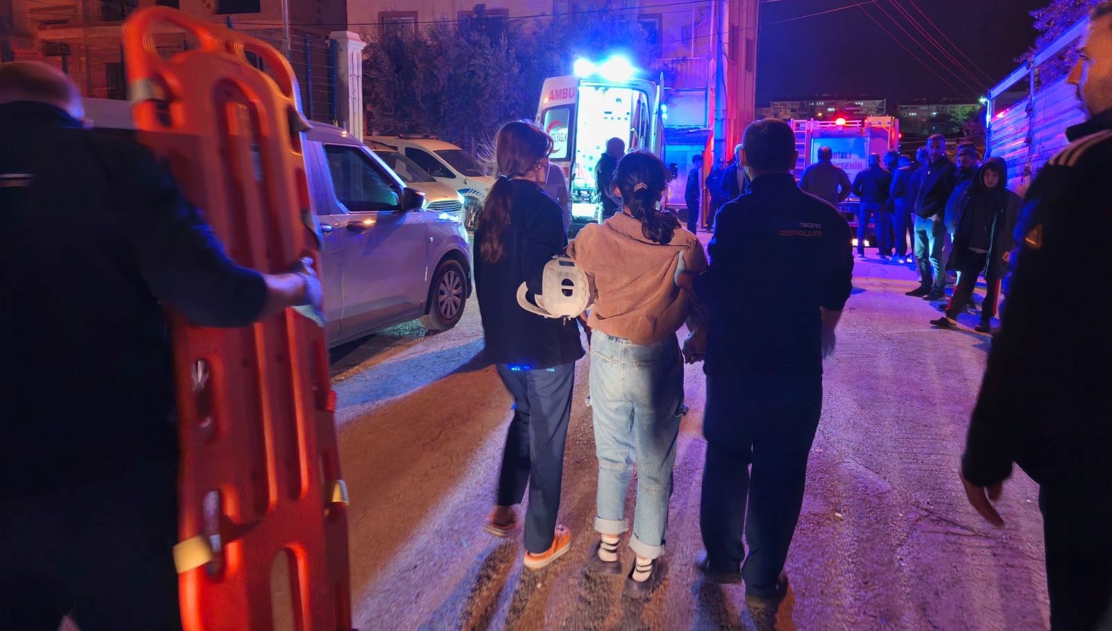 dugun hazirligi yapilan evin tavani coktu 6 yarali YNdLJ4Bw.jpg