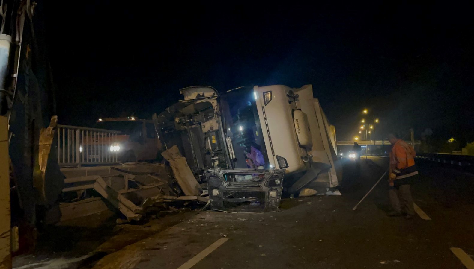 eskisehir ankara yolunda tir devrildi ulasimda aksama yasandi s2c7kvgO.jpg